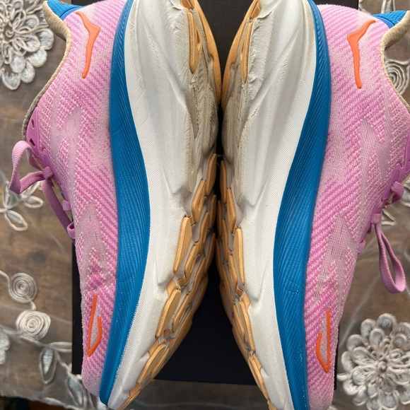 Hoka Clifton9, SZ 6 pink and blue tennis shoes - Picture 4 of 9